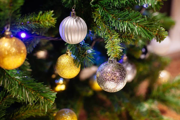 Versierde Kerstboom Wazig Sprankelende Fee Achtergrond — Stockfoto