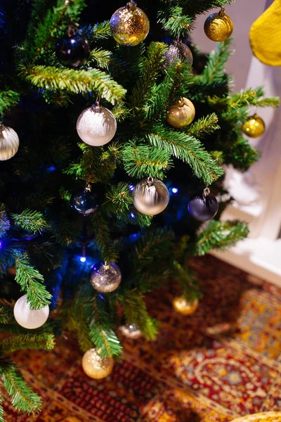 Árbol Navidad Decorado Sobre Fondo Borroso Brillante Hadas —  Fotos de Stock