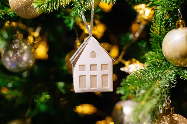 Árbol Navidad Decorado Sobre Fondo Borroso Brillante Hadas —  Fotos de Stock