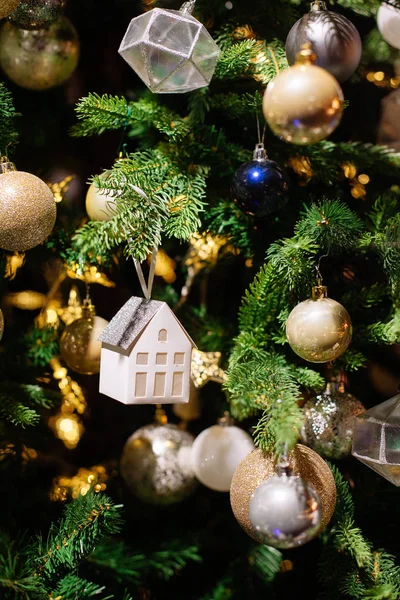 Árbol Navidad Decorado Sobre Fondo Borroso Brillante Hadas —  Fotos de Stock