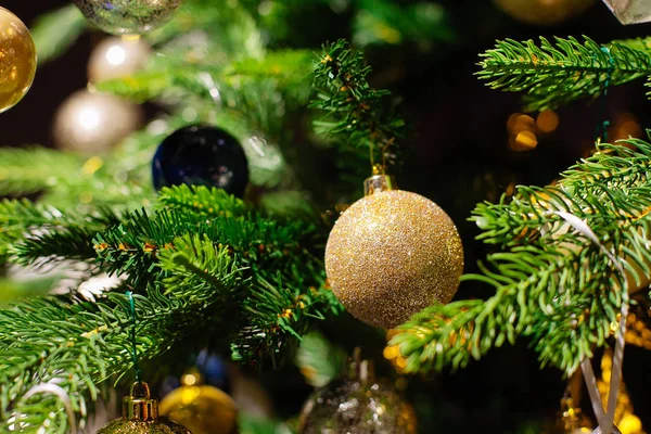 Árbol Navidad Decorado Sobre Fondo Borroso Brillante Hadas —  Fotos de Stock