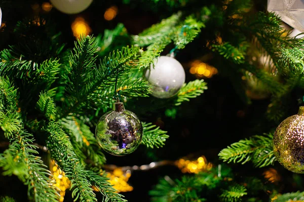 Διακοσμημένο Χριστουγεννιάτικο Δέντρο Θολή Αφρώδη Και Νεράιδα Φόντο — Φωτογραφία Αρχείου