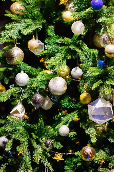 Versierde Kerstboom Wazig Sprankelende Fee Achtergrond — Stockfoto