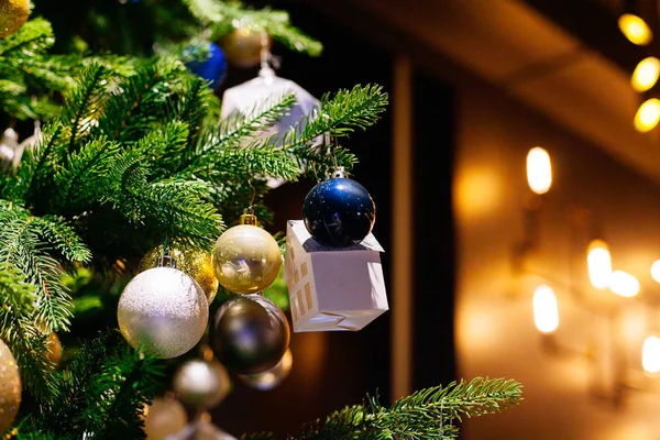 Bulanık Işıl Işıl Peri Arkaplanda Süslenmiş Noel Ağacı — Stok fotoğraf