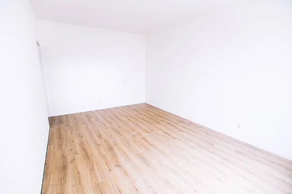 Foto Quarto Branco Vazio Escandinavo Interior Com Piso Madeira Paredes — Fotografia de Stock