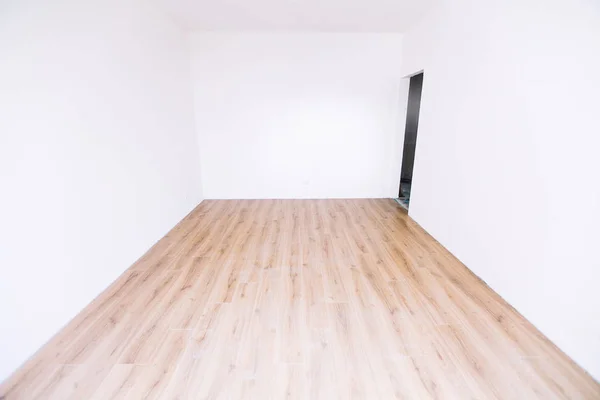 Φωτογραφία Από Ένα Εσωτερικό Λευκό Κενό Σκανδιναβική Δωμάτιο Ξύλινο Πάτωμα — Φωτογραφία Αρχείου