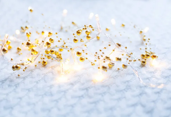 Vánoční Novoroční Výzdoba Světla Bílém Pozadí Pletené — Stock fotografie