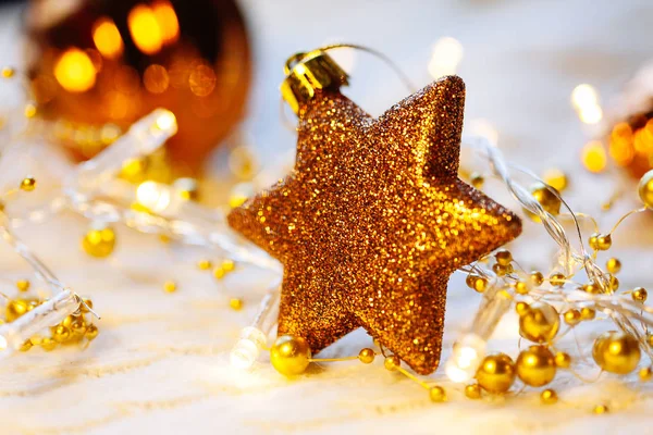 Noel Yılbaşı Süsleri Yıldız Sarı Işık Arka Plan Üzerinde — Stok fotoğraf