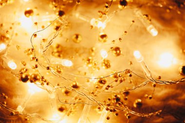 Noel ve yılbaşı süsleri, sarı ışıklar arka plan