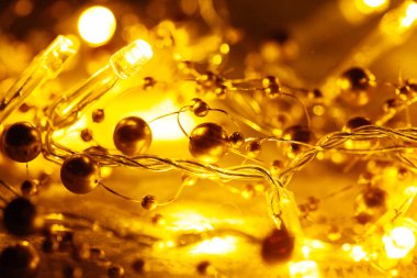 Noel ve yılbaşı süsleri, sarı ışıklar arka plan