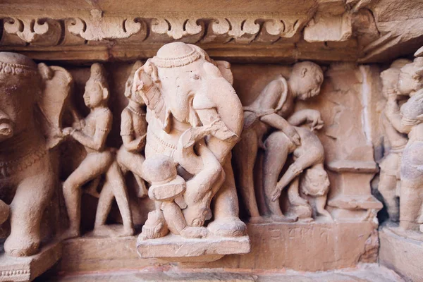 Baixo-relevo antigo no famoso templo erótico em Khajuraho, Índia . — Fotografia de Stock