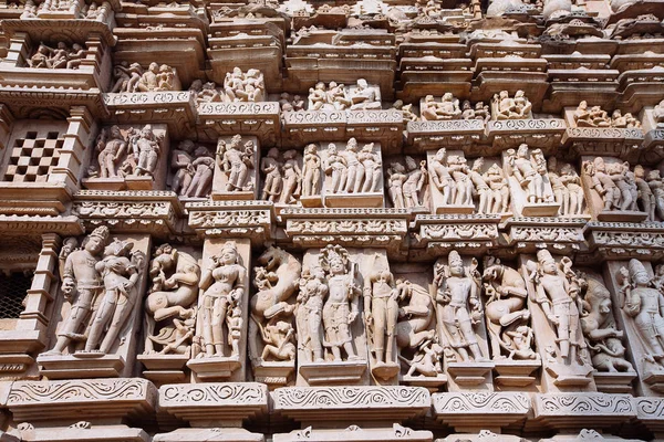 Antico bassorilievo nel famoso tempio erotico di Khajuraho, India . — Foto Stock