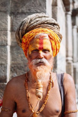 Katmandu - 17 Şubat: Sadhu Katmandu, Nepal üzerinde 17 Şubat 2017 Pashupatinath Tapınağı'nda. Sadhus münzevi bir hayat yaşamak ve Hinduizm manevi pratik üzerinde odaklanmak için seçtiğiniz kutsal adamlar