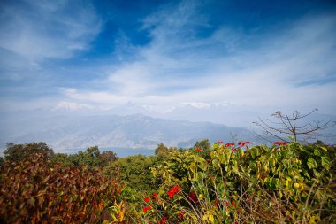 Ünlü turistik görünümü Annapurna dağ aralığından dünya barış Pagoda Pokhara, Nepal ve Phewa Gölü