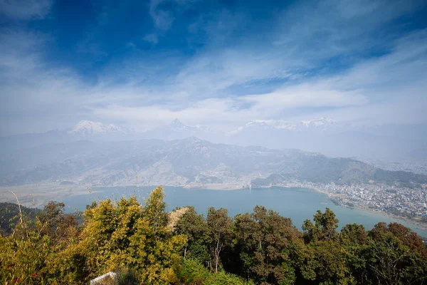 著名的旅游观费瓦湖与安纳布尔纳山脉从尼泊尔博克拉 世界和平塔 — 图库照片