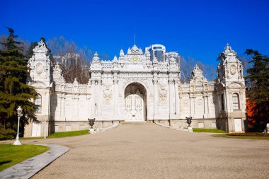 Beşiktaş 'taki Dolmabahce Sarayı, İstanbul' daki İstanbul Boğazı 'nın Avrupa kıyıları