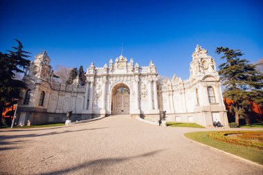 Beşiktaş 'taki Dolmabahce Sarayı, İstanbul' daki İstanbul Boğazı 'nın Avrupa kıyıları