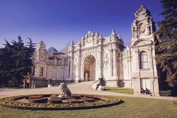 Beşiktaş 'taki Dolmabahce Sarayı, İstanbul' daki İstanbul Boğazı 'nın Avrupa kıyıları
