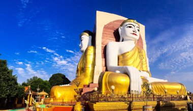 Kyaik Pun Pagoda Buda, gezegen Mesajını, küçük türbelerin çevrili dört dev heykelleri oluşur ve görüntü evler, Bago, Myanmar