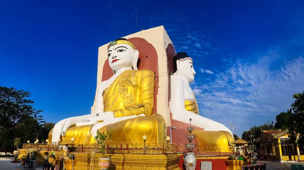 缅甸巴戈市的凯克盘塔由四座巨大的佛像组成 周围环绕着行星柱 小神社和形象之家 — 图库照片
