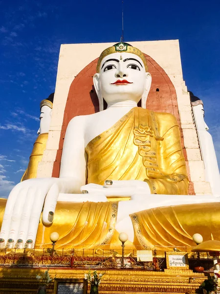 Kyaik Pun Pagoden Består Fyra Jättelika Statyer Buddha Omgiven Planetariska — Stockfoto