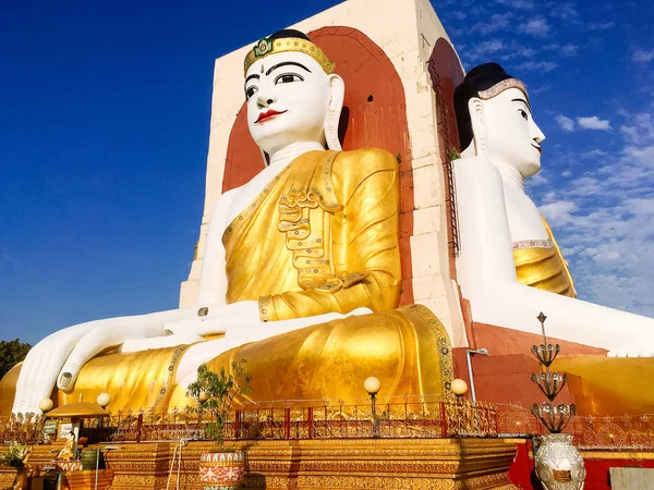 Pagoda Kyaik Pun Consta Cuatro Estatuas Gigantes Buda Rodeadas Puestos — Foto de Stock