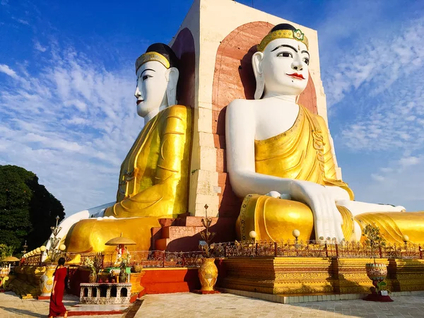 チャイティヨしゃれ塔から成っている惑星の記事 小さな神社に囲まれた つの巨大な彫像 画像家 ミャンマー バゴー — ストック写真