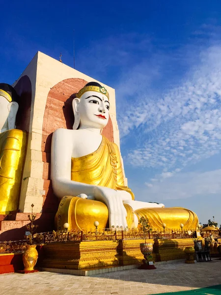 Пагода Кьяк Пун Состоит Четырех Гигантских Статуй Будды Окруженных Планетарными — стоковое фото