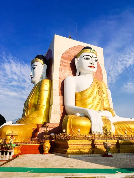 Die Kyaik Wortspiel Pagode Besteht Aus Vier Riesigen Buddha Statuen — Stockfoto