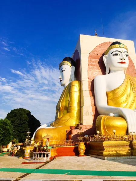 Kyaik Pun Pagoda Consiste Quatro Estátuas Gigantes Buda Cercadas Por — Fotografia de Stock