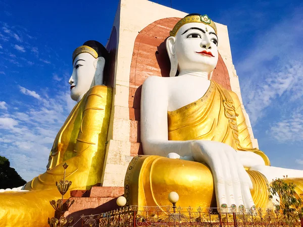 Kyaik Pun Pagoden Består Fyra Jättelika Statyer Buddha Omgiven Planetariska — Stockfoto