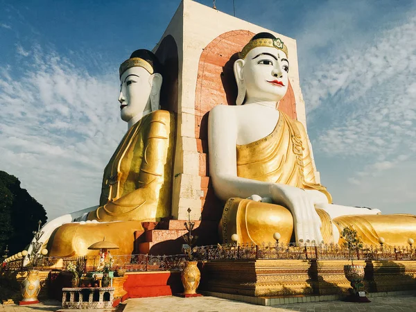 Kyaik Pun Pagoda Consiste Quatro Estátuas Gigantes Buda Cercadas Por — Fotografia de Stock