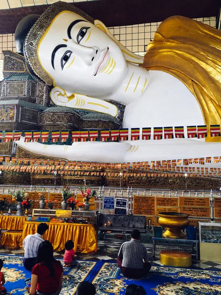 Shwethalyaung Buddha Tempel Mit Großer Buddha Statue Die Auf Mosaikkissen — Stockfoto