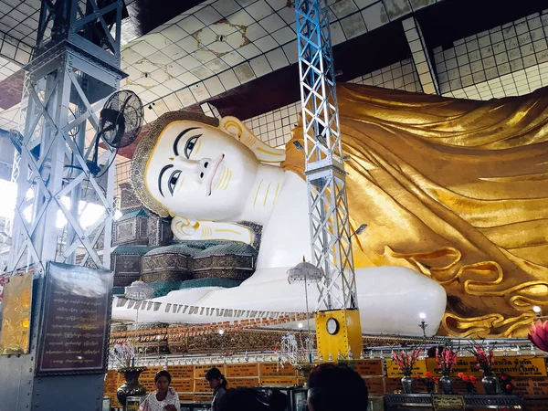 缅甸巴戈什维塔良佛寺 巨大的佛像躺在马赛克枕头上 装饰着雕塑 镜子和图案 — 图库照片