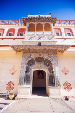 Tavus kuşu Gate Pitam Niwas Chowk, Jaipur City Palace, Rajasthan, Hindistan.