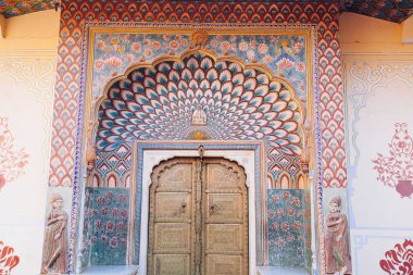 Tavus kuşu Gate Pitam Niwas Chowk, Jaipur City Palace, Rajasthan, Hindistan.