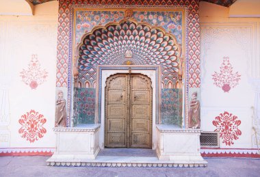 Tavus kuşu Gate Pitam Niwas Chowk, Jaipur City Palace, Rajasthan, Hindistan.
