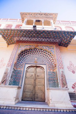 Tavus kuşu Gate Pitam Niwas Chowk, Jaipur City Palace, Rajasthan, Hindistan.