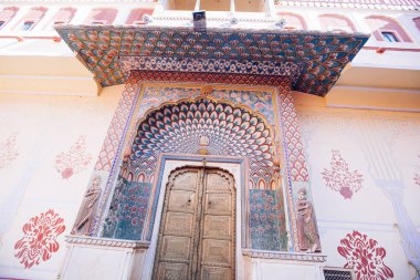 Tavus kuşu Gate Pitam Niwas Chowk, Jaipur City Palace, Rajasthan, Hindistan.