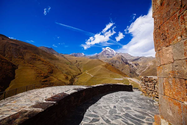 Kavkazské Hory Pohled Zasněžený Vrchol Mount Kazbegi Gruzie — Stock fotografie