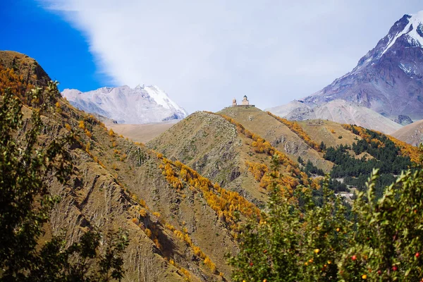 Iglesia Santísima Trinidad Tsminda Sameba Cordillera Kazbegi Cerca Stepantsminda Montañas — Foto de Stock