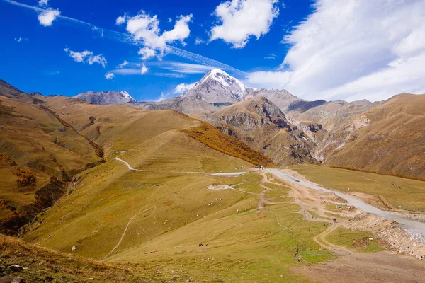 Montañas Caucásicas Una Vista Cumbre Nevada Del Monte Kazbegi Georgia — Foto de Stock