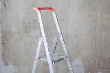 Merdiven ve duvar arka plan ile Oda 