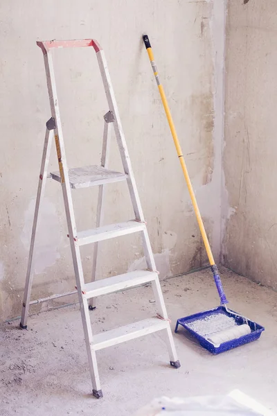 Balde azul com tinta, bandeja de pintura de rolo de escova e escada — Fotografia de Stock