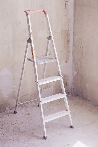 Quarto com escada e fundo de parede — Fotografia de Stock
