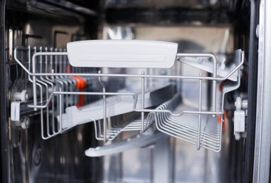 Beyaz mutfak açık bulaşık makinesi