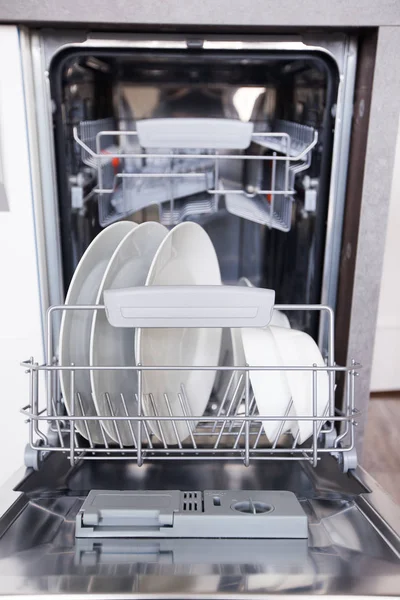 Відкрита Посудомийна Машина Чистим Посудом Білій Кухні — стокове фото