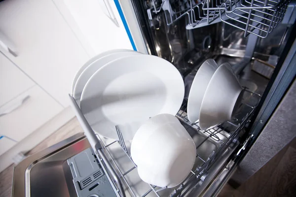 Відкрита Посудомийна Машина Чистим Посудом Білій Кухні — стокове фото