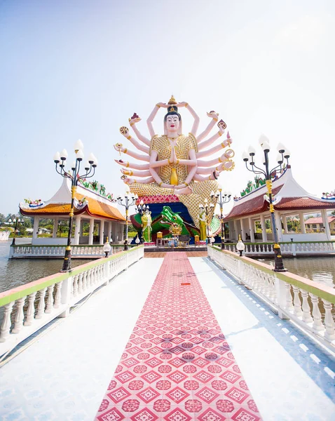 18 mani Dio statua sul cielo blu — Foto Stock