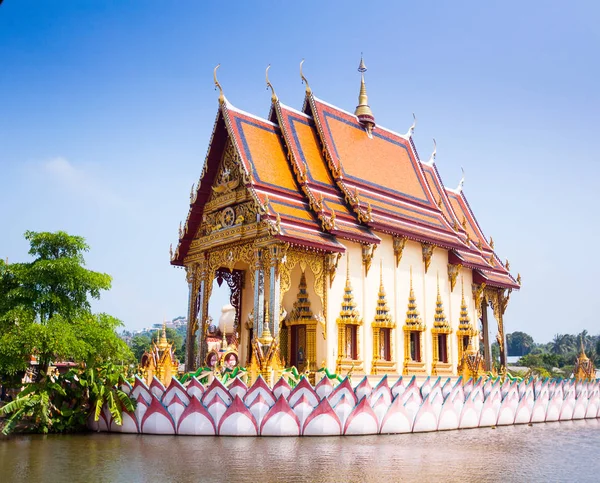 岛苏梅岛，泰国的佛教寺庙. — 图库照片